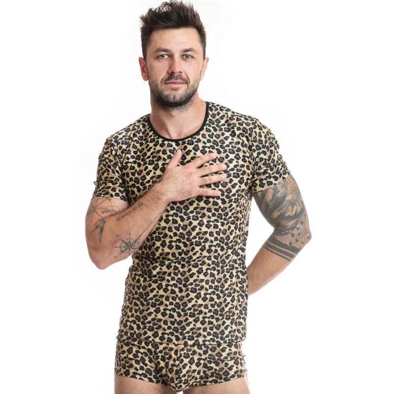 Homme portant un t-shirt Anais Men Mercury à imprimé animal, microfibre douce, coupe ajustée, fond blanc.