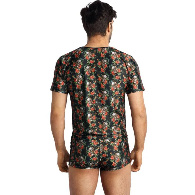 Homme portant t-shirt ajusté noir imprimé roses et crânes, style audacieux et rebelle, vue de dos.
