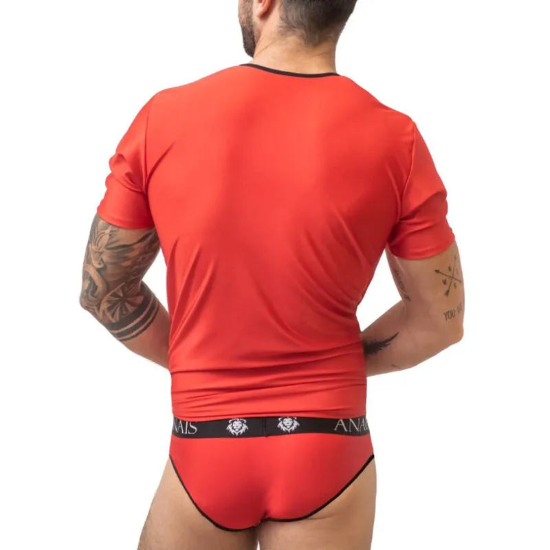 Homme portant un t-shirt rouge ajusté Anais Men avec bordure noire, en microfibre douce, vue de dos.