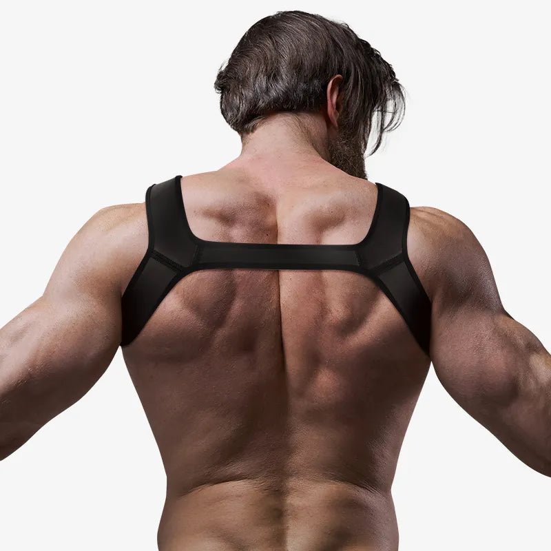 Harnais poitrine noir en cuir végétalien ajustable pour homme, design élégant et sculptant, idéal danse et événements.
