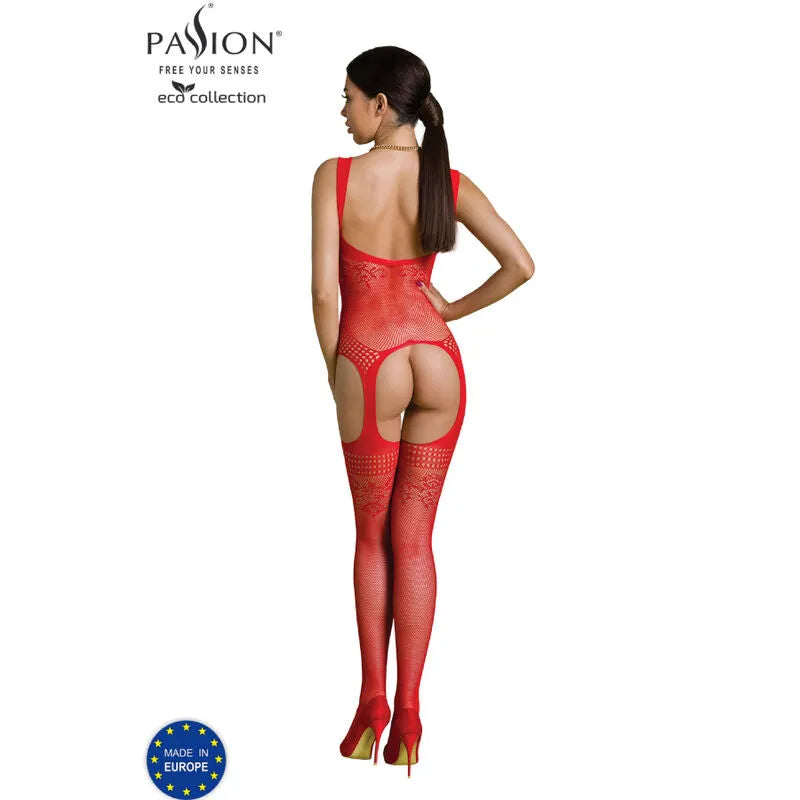 Body rouge en nylon régénéré, design européen, éco-responsable, ajusté, mettant en valeur la silhouette féminine.