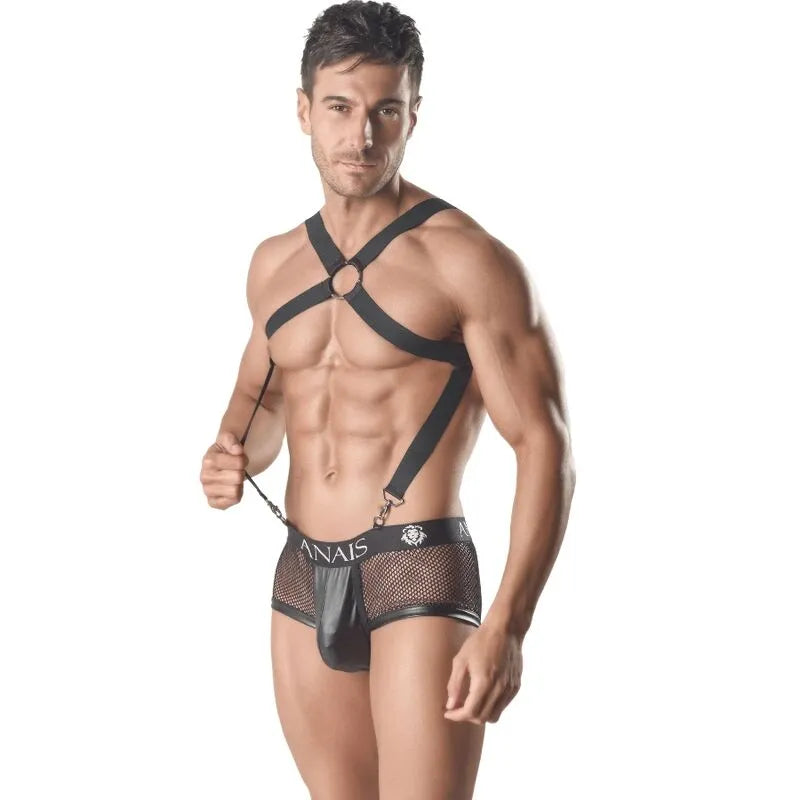 Homme portant harnais noir élégant avec attache sous-vêtement, design sophistiqué, mettant en valeur le torse musclé.