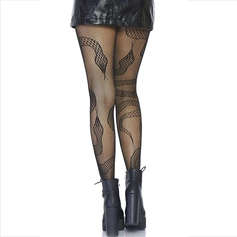Bas résille noirs motif serpent élégant, portés avec jupe en cuir noir et bottines, style audacieux et sophistiqué.