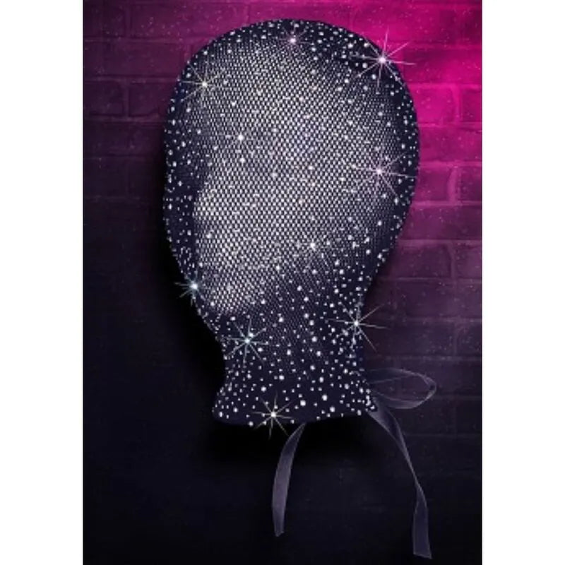 Capuche noire en maille respirante avec strass scintillants, lacets en nylon, sur fond rose et violet, style glamour.