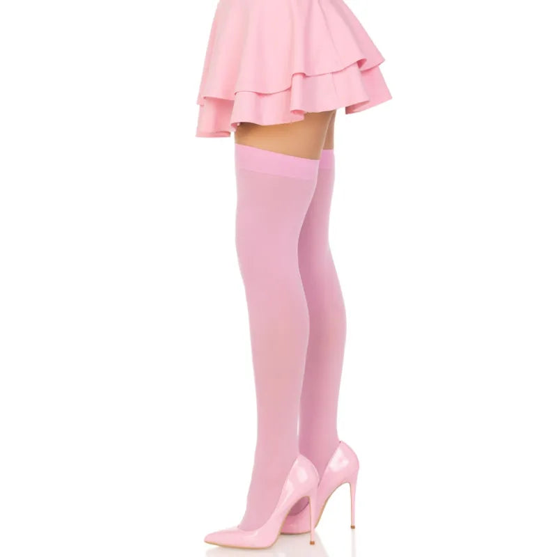 Bas cuissardes rose brillant en nylon avec bande silicone, élégants et raffinés, portés avec jupe rose et talons aiguilles.