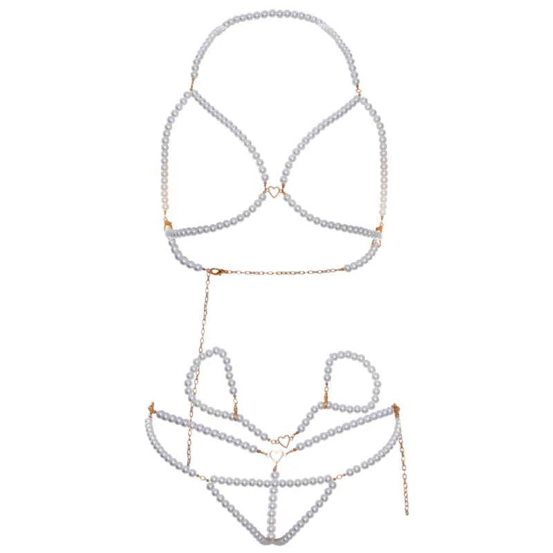 Ensemble lingerie perles blanches, soutien-gorge ouvert, string chaînes or, détails cœurs, style sensuel et élégant.