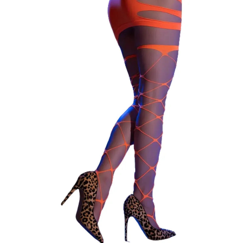 Collants cabaret orange à grands œillets, résille extensible, séduisants et glamour, portés avec talons léopard.