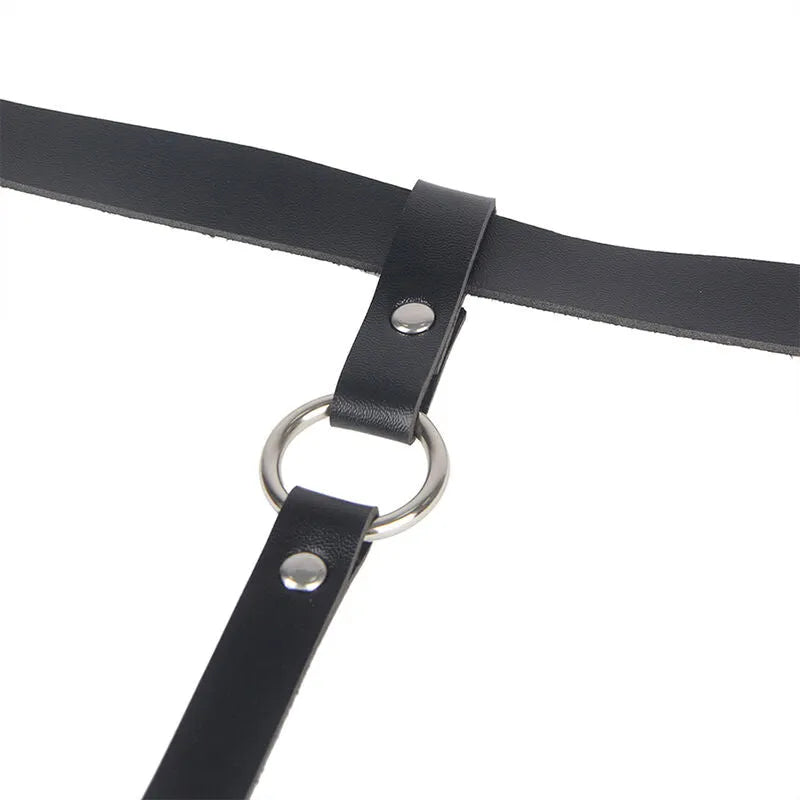 Harnais jambe cuir noir avec chaînes délicates, réglable, élégant, accessoire lingerie femme, séduction et confort.
