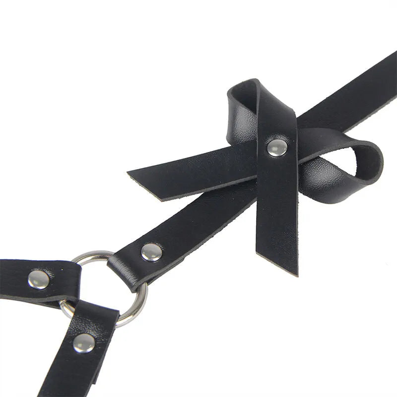 Harnais en cuir noir pour femme avec chaînes délicates, ajustable, élégant et sophistiqué, style séduction luxe.