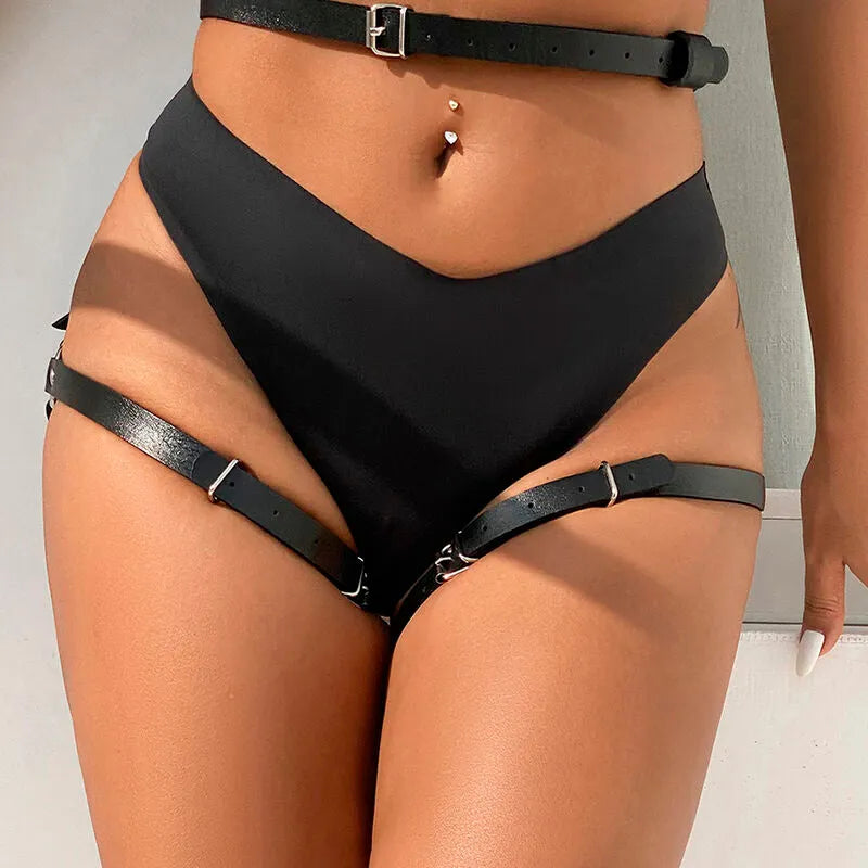 Harnais cuir noir femme, chaînes délicates, ajustable, luxe et séduction, silhouette sublimée, style sophistiqué.