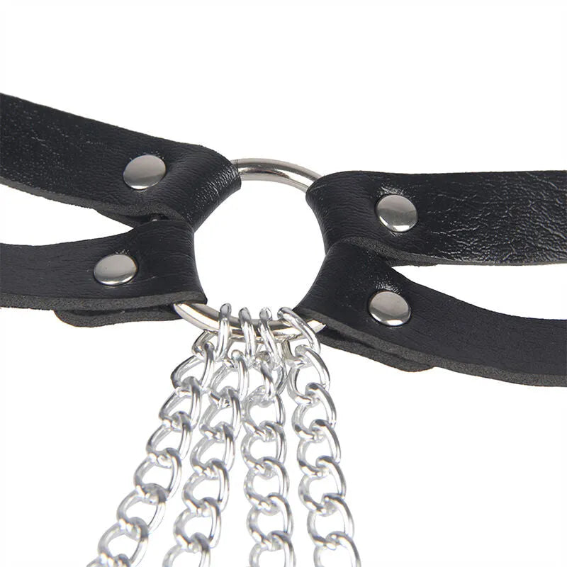 Ceinture en cuir noir avec chaînes et anneaux métalliques, design élégant et audacieux pour sublimer la silhouette féminine.
