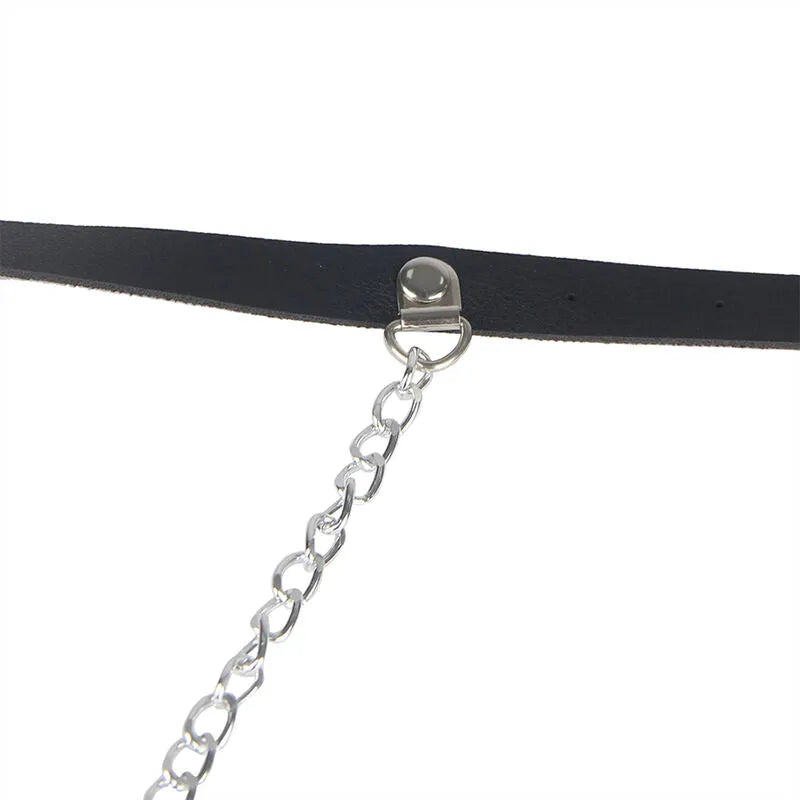 Harnais cuir noir femme avec chaîne métallique élégante, détails raffinés, design audacieux et sophistiqué.