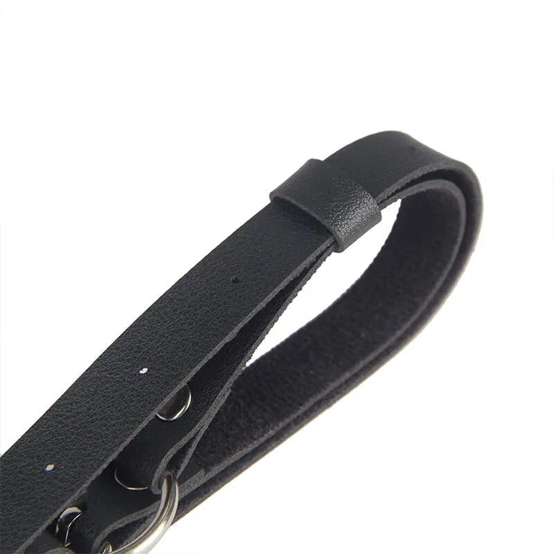 Harnais en cuir noir femme, chaîne élégante, détails métalliques, design sophistiqué, ajustable, luxe et confort.