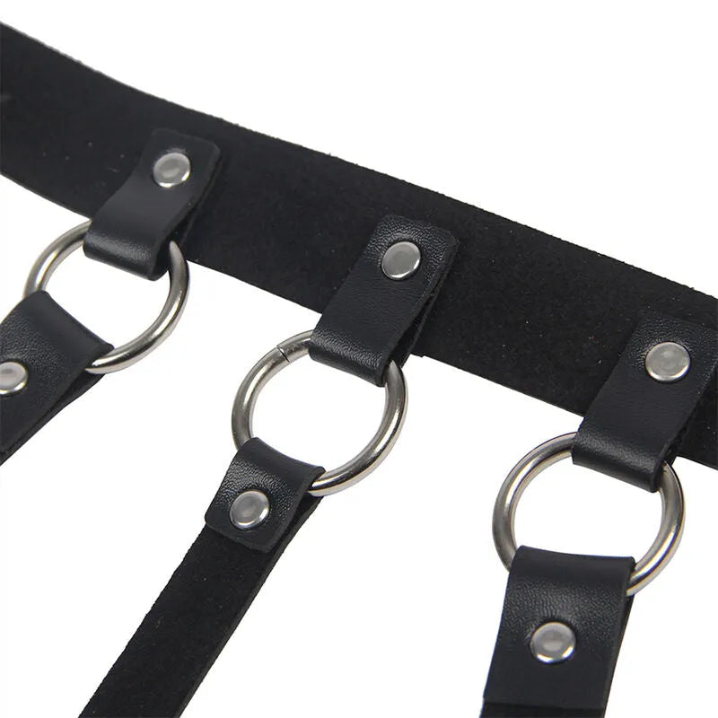 Harnais poitrine cuir noir, chaînes argentées, design élégant et audacieux, accessoire séduction féminin, Subblime.