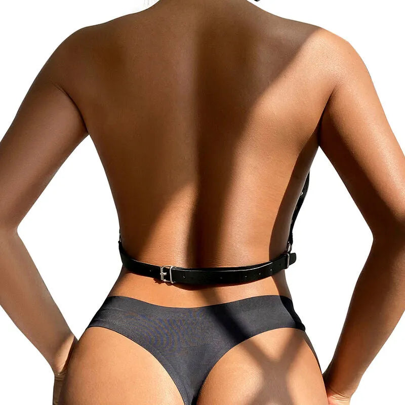 Harnais poitrine en cuir noir avec chaînes argentées, design élégant et audacieux, ajustable pour une séduction raffinée.