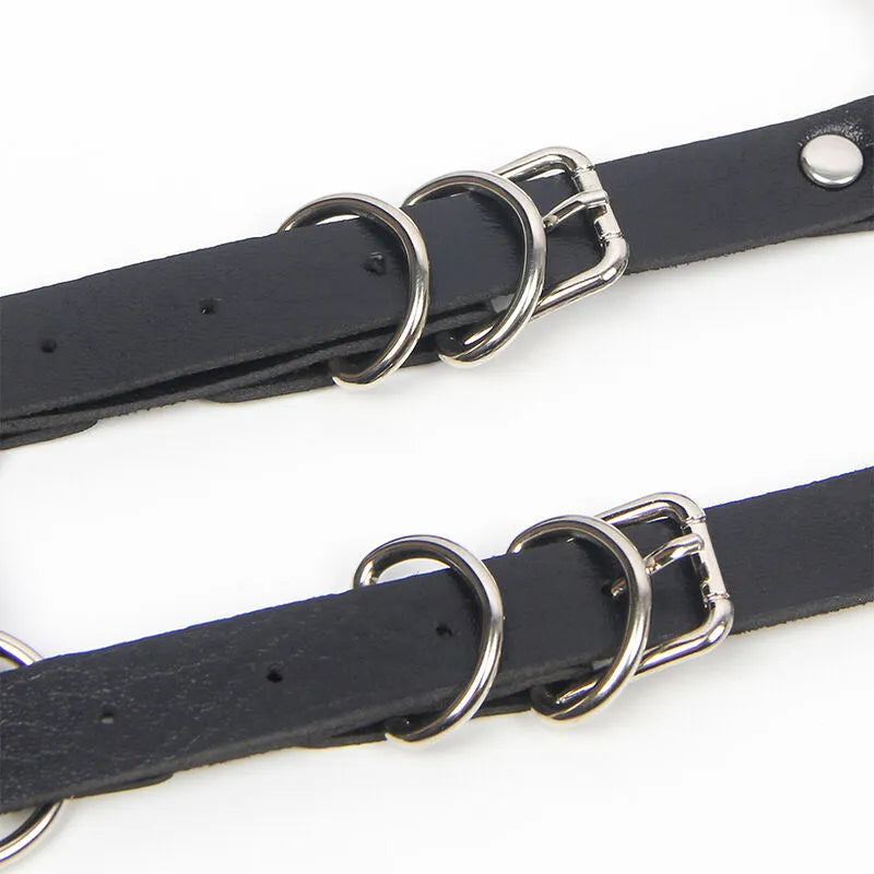 Harnais en cuir noir avec chaînes délicates, ajustable, élégant et sensuel, pour une allure audacieuse et irrésistible.