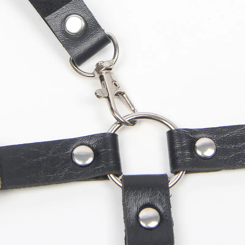 Harnais en cuir noir avec chaînes délicates et détails métalliques, ajustable, élégance sensuelle pour femme.