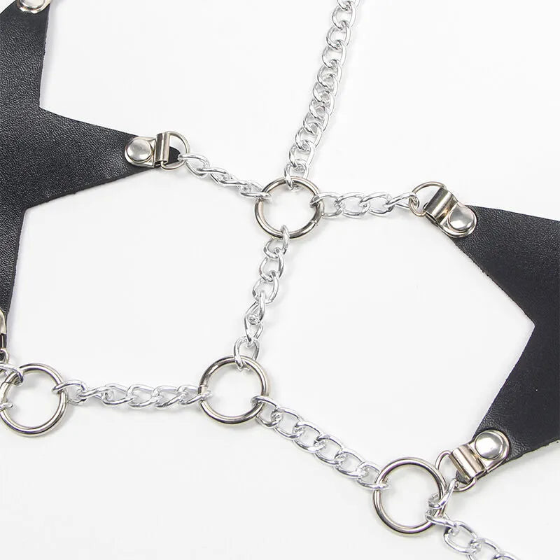 Harnais intégral cuir noir avec chaînes et anneaux, lingerie sexy femme, ajustable, élégant et sophistiqué.