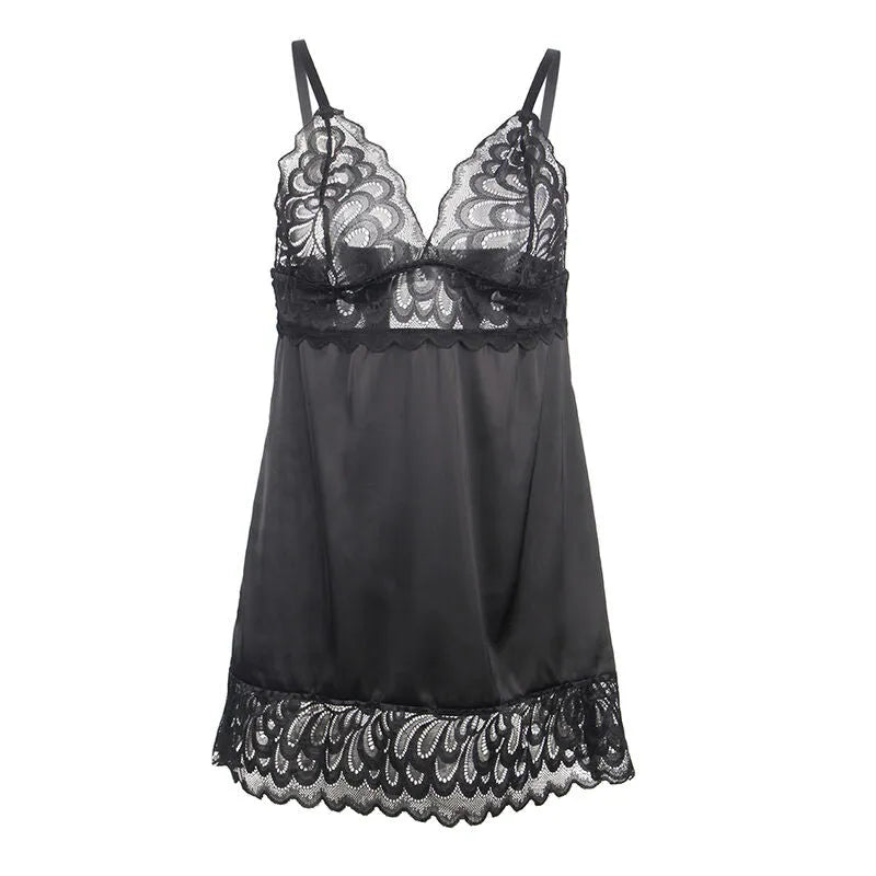 Babydoll noire en dentelle, design élégant, bretelles fines, bordures festonnées, confort et séduction pour femmes.