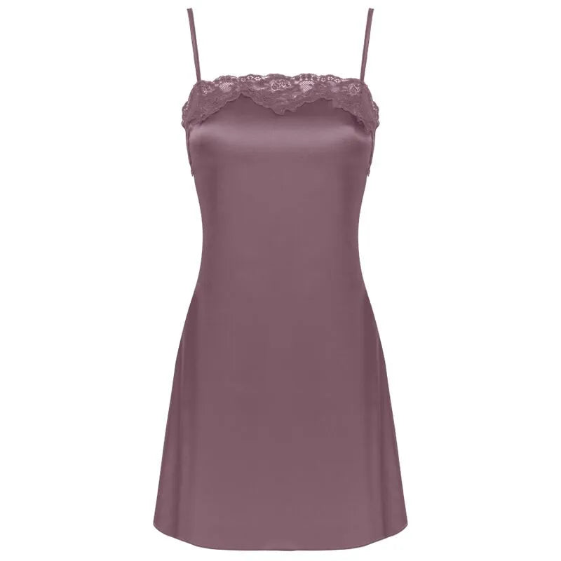 Ensemble lingerie satin violet avec dentelle, peignoir, chemise et string, bretelles réglables, tailles S à XL.