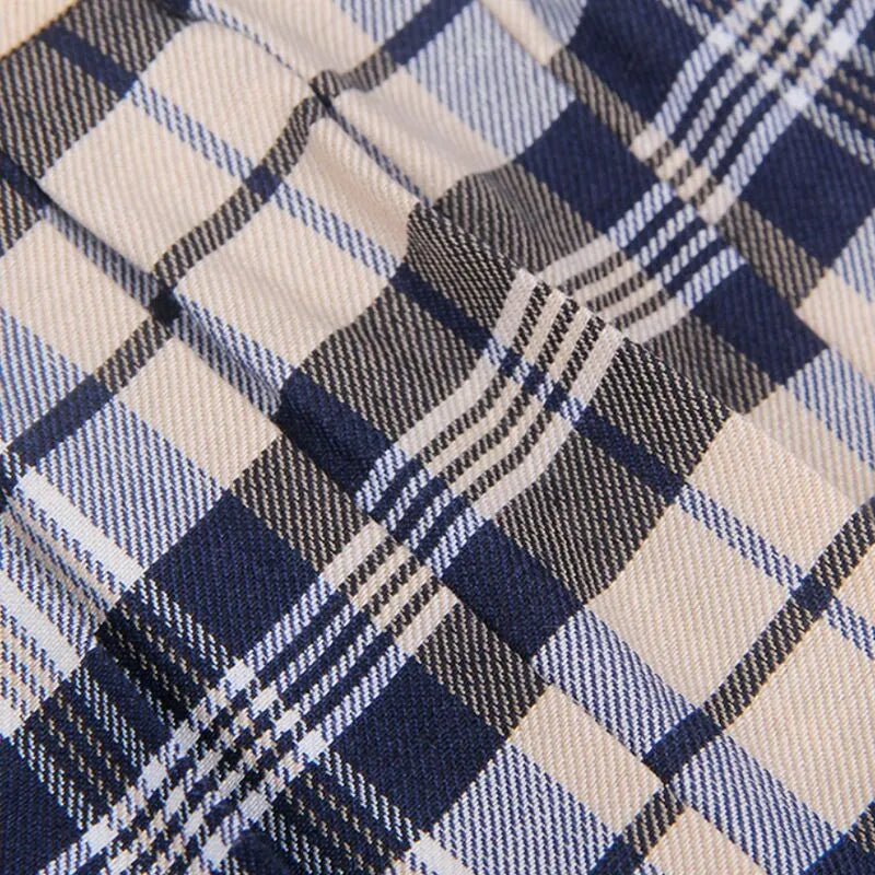 Jupe à carreaux bleus et blancs en polyester élasthanne, tissu doux et extensible, détail du costume cosplay Subblime.
