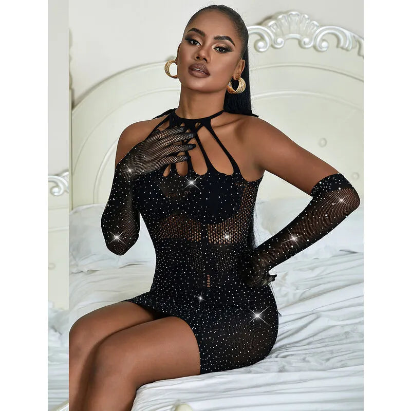 Body en maille noire avec strass, manches longues, design glamour pour soirées, sublimant la silhouette féminine.