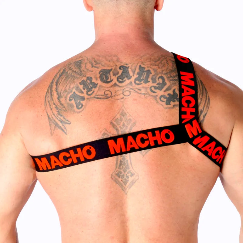 Harnais élastique rouge ajustable, design romain, élégant et ergonomique, porté sur torse masculin tatoué.