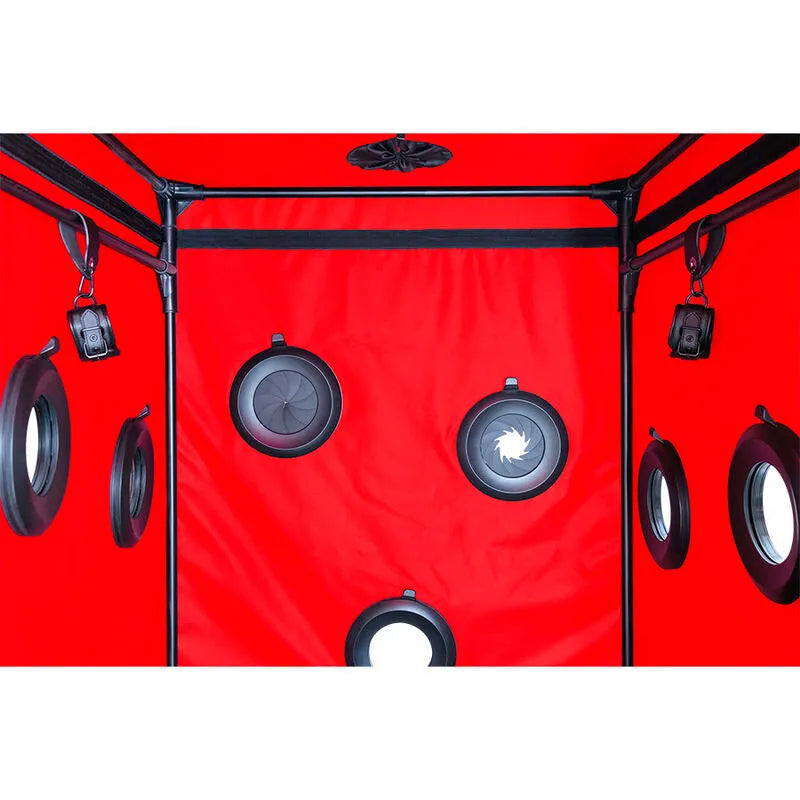 Cabine BDSM noire et rouge immersive avec LED, pinces, menottes, chaînes, matelas, pour expérience sensorielle intense.