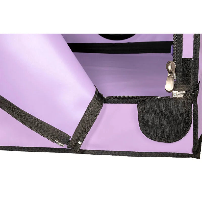 Cabine intime violette LED, compacte et sécurisée, avec matelas intégré et accessoires discrets pour jeux de rôle.