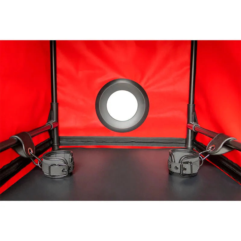 Cabine BDSM violette avec menottes robustes, éclairage LED intégré, matelas confortable et attaches résistantes.