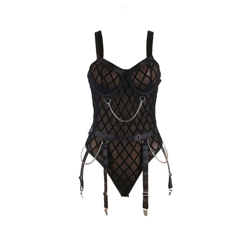Body noir grande taille avec chaînes délicates, porte-jarretelles intégré, coupe flatteuse et détails en maille élégante.