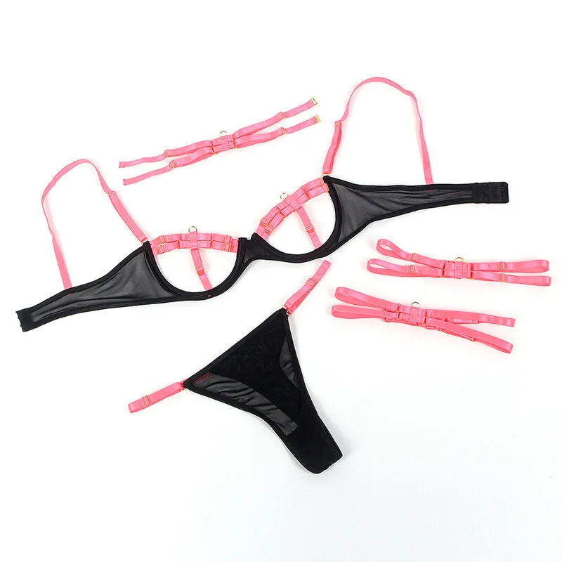 Ensemble lingerie rose et noir, découpes creuses, bretelles réglables, satin élasthanne, style glamour féminin.