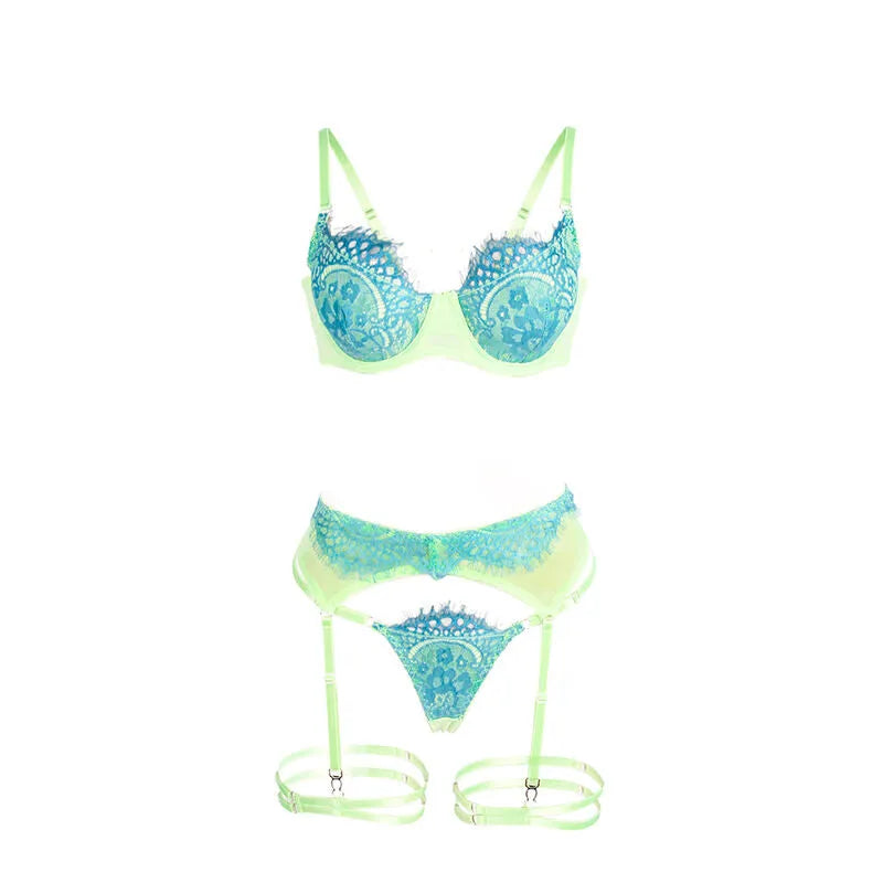 Ensemble lingerie dentelle épissée vert, bretelles réglables, design moderne et raffiné, polyester élasthanne.