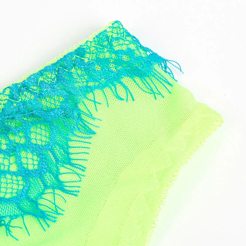 Ensemble lingerie dentelle cils verts, design épuré et moderne, bretelles réglables, matière souple et confortable.