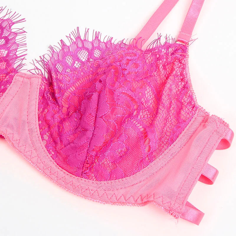 Ensemble lingerie rose en dentelle épissée, design moderne et sensuel, ajustement confortable, polyester et élasthanne.