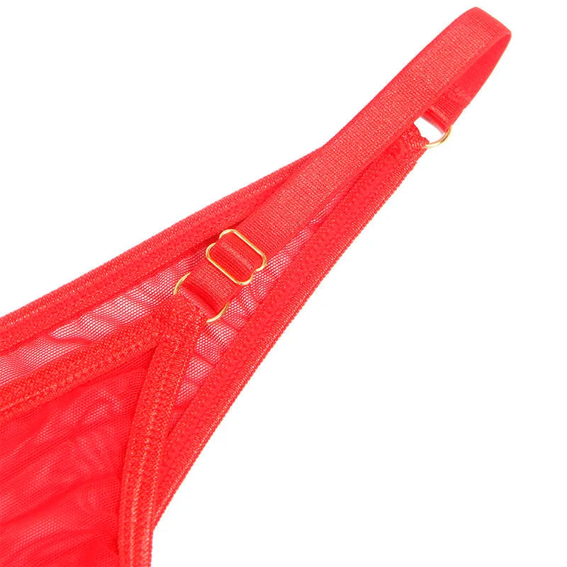 Ensemble lingerie rouge translucide avec détails chaîne cœur, maille délicate, ajustable, élégant et séduisant.