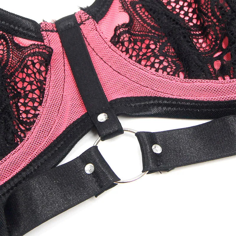Ensemble lingerie dentelle résille rose avec soutien-gorge push-up, détails en dentelle noire et résille transparente.
