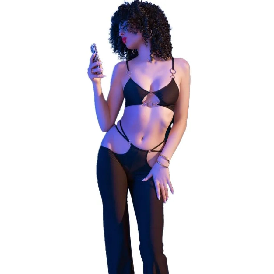 Ensemble lingerie noir avec accessoires dorés, tissu extensible, coupes latérales provocantes, élégant et glamour.