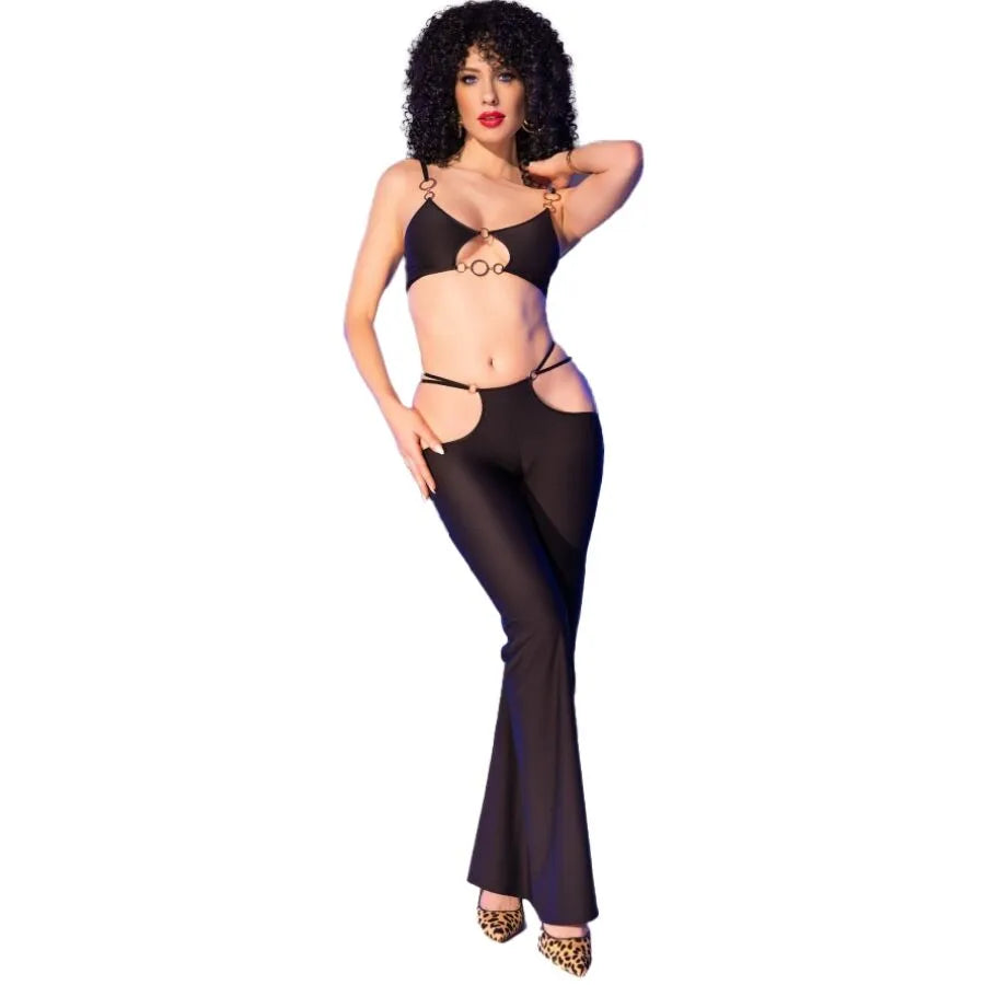 Ensemble lingerie noir avec accessoires dorés, tissu extensible, coupes latérales provocantes, style chic et élégant.