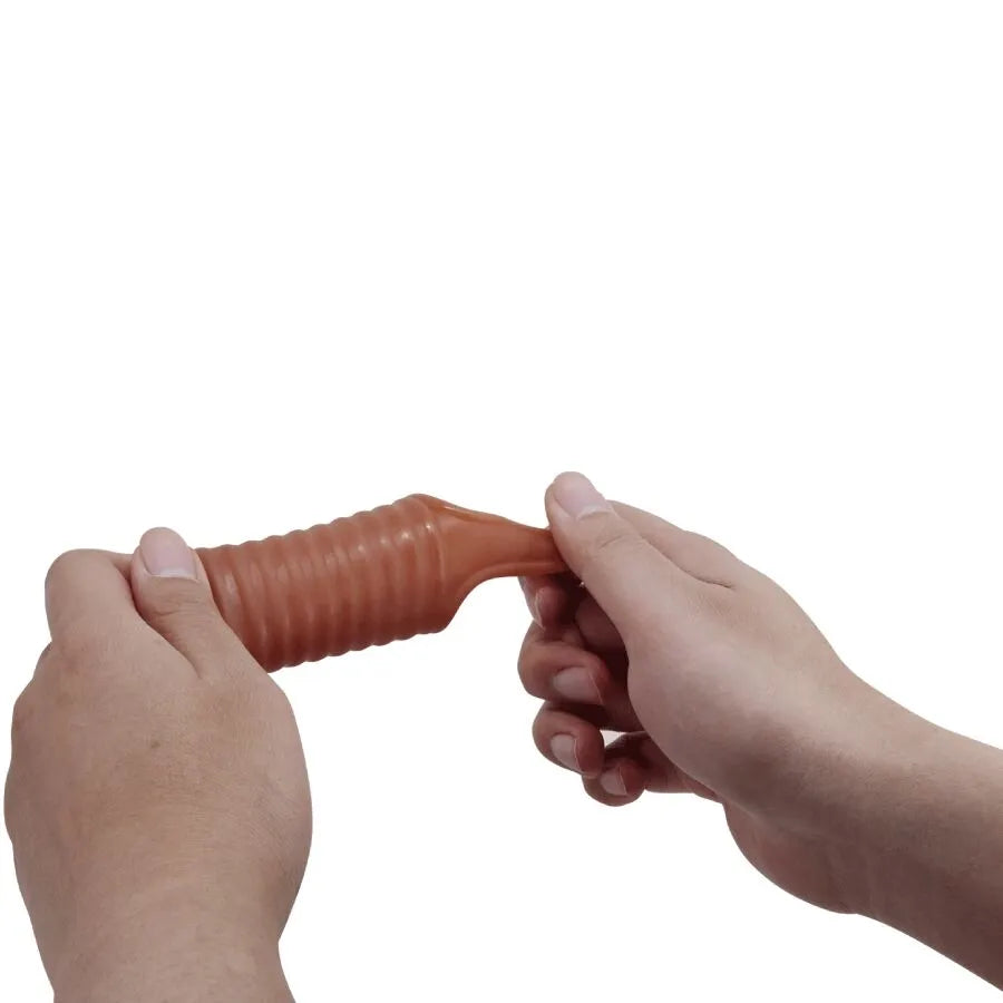 Gaine pénis extensible TPR marron, texture nervurée, tenue en main, améliore érection et retard éjaculation.