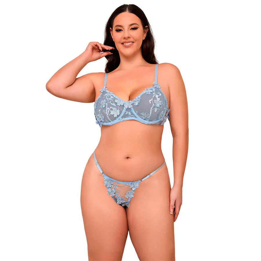 Ensemble lingerie bleu ciel en dentelle florale brodée, soutien-gorge et culotte, bretelles réglables, style sophistiqué.