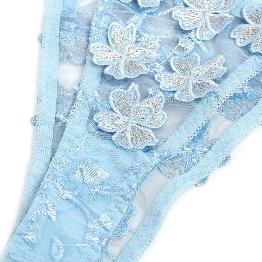 Ensemble lingerie bleu ciel en dentelle brodée florale, soutien-gorge et culotte, design sophistiqué et féminin.