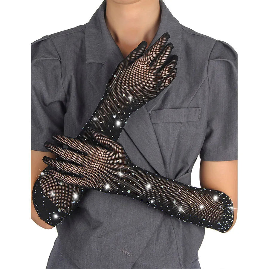 Gants noirs pailletés et strassés, élégants et sophistiqués, portés sur une tenue grise, style soirée chic.