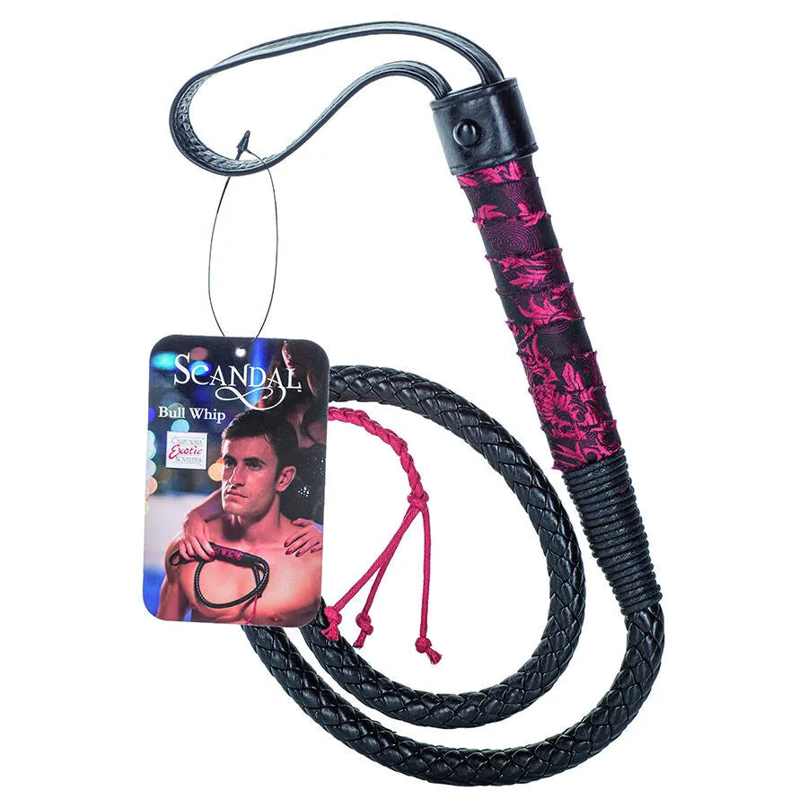 Fouet SM cuir rouge noir, manche robuste, glands élégants, accessoire luxe pour jeux intimes, Scandal Bull Whip CalExotics.