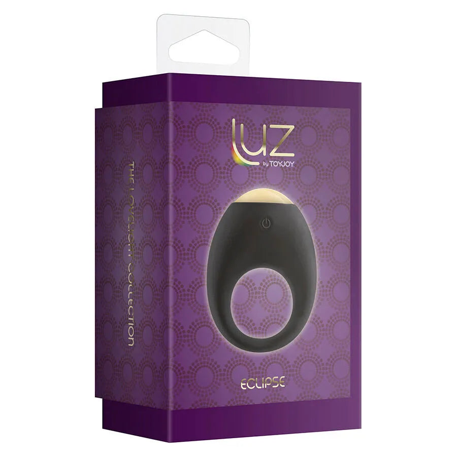 Anneau pénien vibrant noir en silicone sur emballage violet, rechargeable, étanche, 7 modes, design moderne et discret.