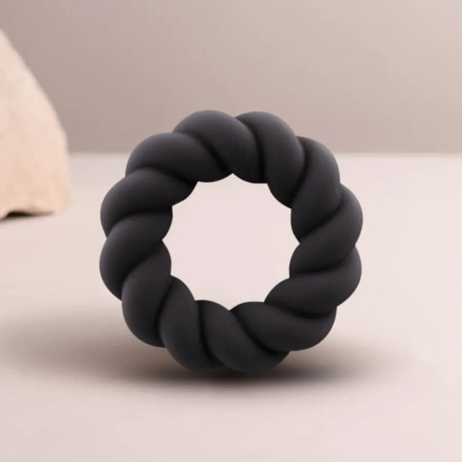 Anneau pénien silicone noir torsadé étanche, ergonomique et hypoallergénique pour stimulation et prolongation.