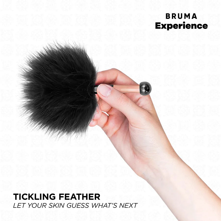 Plume douce noire tenue en main, accessoire du BRUMA XPERIENCE Kit Sensuel pour une expérience intime et sensorielle.