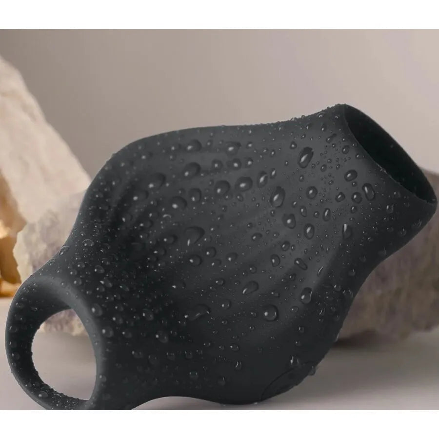 masturbateur ergonomique silicone médical noir vibrations multiples étanche rechargeable anneaux souples doigts manchette flexible texture interne striée stimulation intense contrôlable
