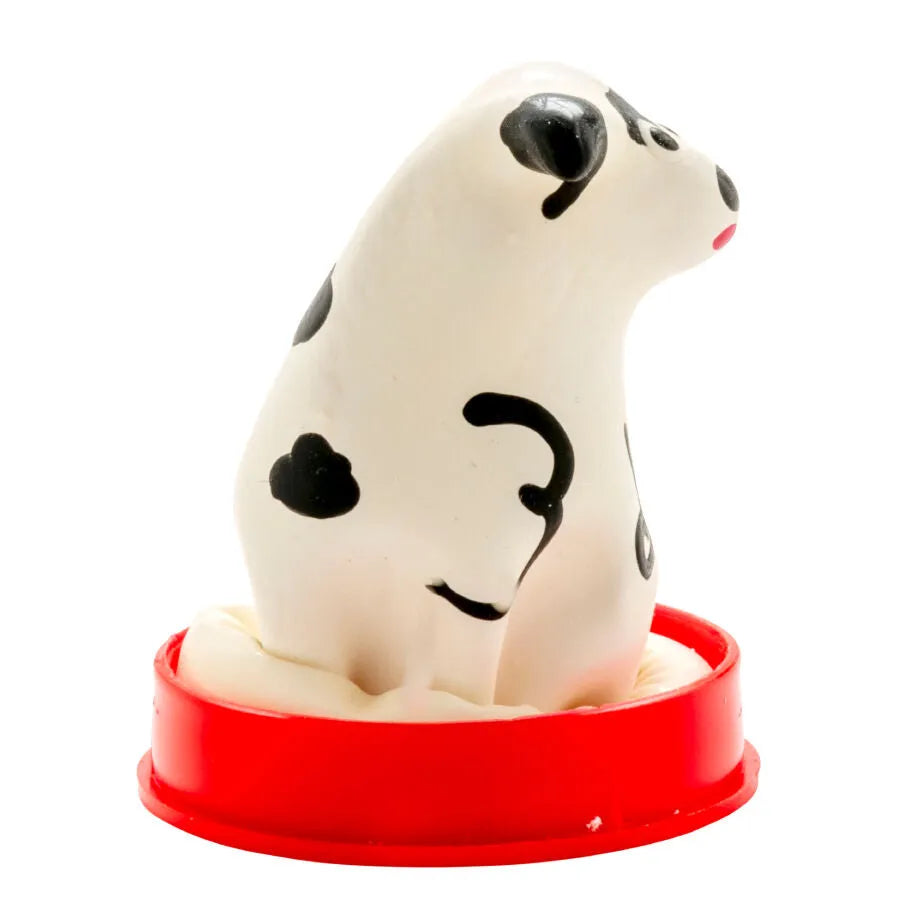 Préservatif fantaisie peint à la main, motif chien dalmatien noir et blanc, style bohème, sur support rouge.