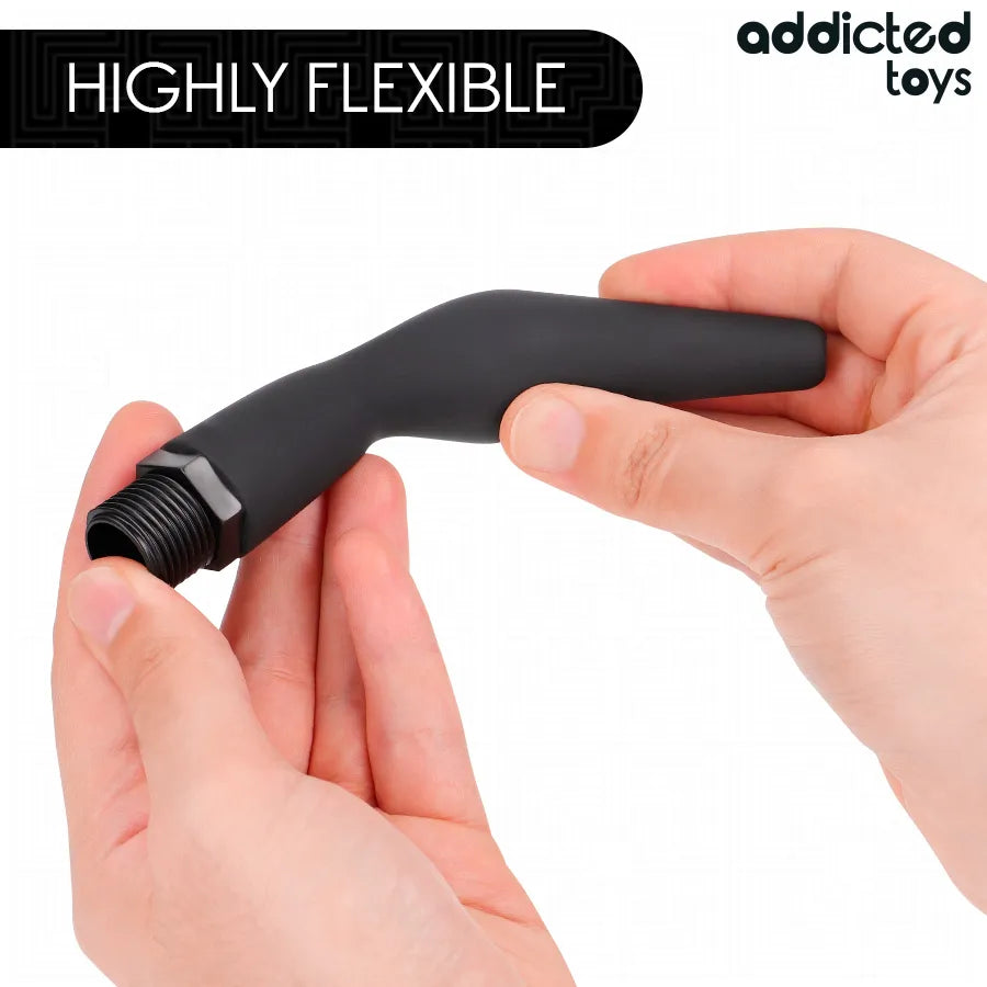 Nettoyeur anal noir Addicted Toys, flexible, forme ergonomique, avec adaptateur universel, pour hygiène intime efficace.